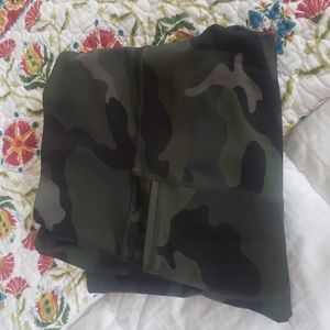 Old Navy green camo bike short, 8 inch inseam, high rise XL